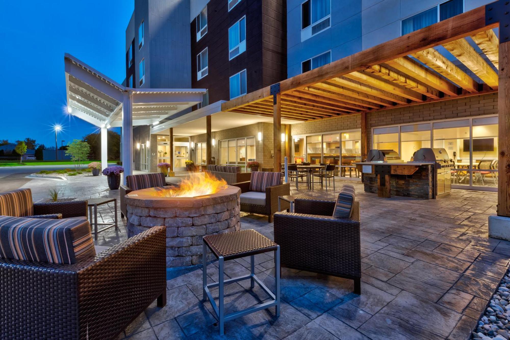 Towneplace Suites By Marriott Grand Rapids Airport Southeast Exterior photo